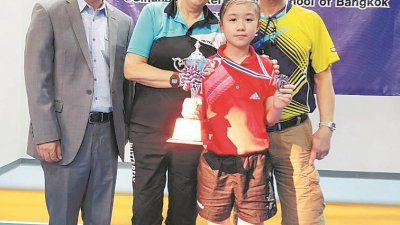12岁的李欣妮（右2）获得亚军，与亚洲区训练营总教练埃娃（左2），以及带她前往参赛的教练林忠实（右）合影。