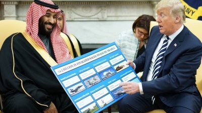 美国总统特朗普（右）吁穆罕默德王储（右）买更多美国军备。