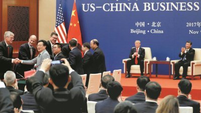美国总统特朗普（右2）去年11月访华时，与中国国家主席习近平在人民大会堂，一同见证中美官员签署贸易合同。