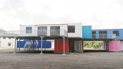 甘榜巴野新村的货柜小贩中心因建筑设计不良，需申请拨款改善建筑后方能启用。
