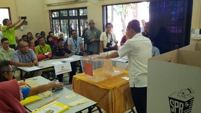柔州选举委员会官员向媒体讲解整个投票日过程及媒体注意事项。