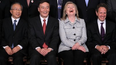 王岐山（左2）在2011年以中国副总理身份，到美国华盛顿出席中美战略经济对话。中美高官合照时，时任国务卿的希拉莉（右2）笑开怀，可见当时气氛融洽。