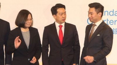 黄之瀚（右）与台湾总统蔡英文（左）同场出席美国商会活动。
