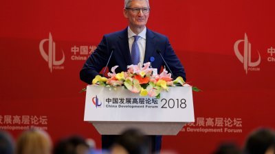 苹果公司首席执行员库克，周六在北京举行的中国发展高层论坛上吁吁，中美双方应以“冷静的头脑”，为贸易战降温。