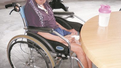 胡泽民行动不便，需要靠轮椅代步。