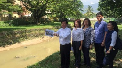曹观友（右起）、林秀琴、张君仪、王耶宗及黄爱琴展示过去在槟城发生的水灾报导，证明希盟政府未执政前已出现水患问题。