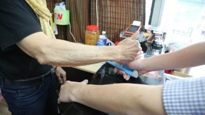 78岁的刘月度示范如何以柔道的一记“手刀”打落抢匪的美工刀，将抢匪吓跑。