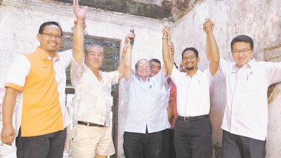 林吉祥（左3起）宣布薛奥玛来届大选将代表行动党竞选巴罗州议席。左2为行动党巴罗支部前主席李华宝，右为刘镇东。