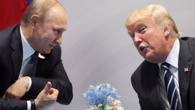 特朗普（右）对莫斯科态度较友善，他的政府团队却多次对俄罗斯采取强硬行动。这是特朗普与俄罗斯总统普京，去年7月在德国举行的20国集团（G20）峰会期间会晤。