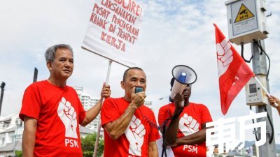郑雨周（左2）周二与社会主义党支持者，在卡巴星大道举办一场劳动节集会，争取工人权益。（摄影：陈振豪）