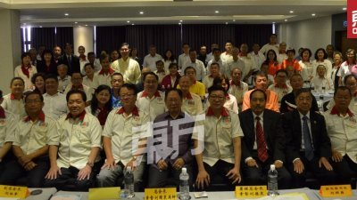 刘利民（左5起）与刘国泉等人，到槟州出席大马刘氏总会常年会员代表大会。（摄影：陈爱婷）