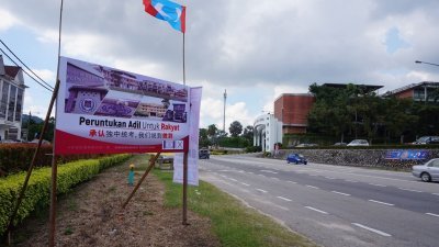 希盟一幅张挂在峇株华仁中学对面的竞选宣传看板，因印有柔州州内几所独中照片而引发争议。