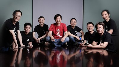 林斌（左起）、黄江吉、周光平、雷军、黎万强、刘德、王川和洪锋，一起创办了小米，被冠以“8大金刚”的称号。