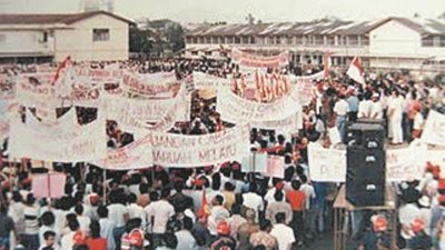 在茅草行动前夕，时任巫青团长纳吉带领逾万马来青年在TAPC体育馆示威，此地也是发生513事件的地点。此事件，几乎是与巫统党争在同一个时期发生，逾百名朝野政党、非政府组织和华团领袖入狱，被喻为历史上最黑暗的时期之一，常与513事件相提并论。