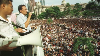 安华在1998年被革职后发动“烈火莫熄”浪潮席卷马来社会，图为安华（左2）于1998年9月20日在国家清真寺举办声势浩大的演讲，在场示威人潮多达10万，而安华也在当晚被捕。