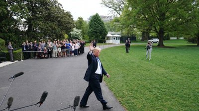 美国总统特朗普当地时间周五出发前往得州前，在白宫的南草坪接受传媒采访，他在离开前向传媒记者挥手道别。