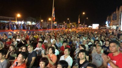 黄瑞林举办的政治演说，人潮也不逞多让，目测也有数千人出席。