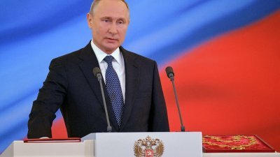 普京在5000名宾客的观礼下，手按宪法宣读誓词，展开其第4届、长达6年的俄罗斯总统任期。