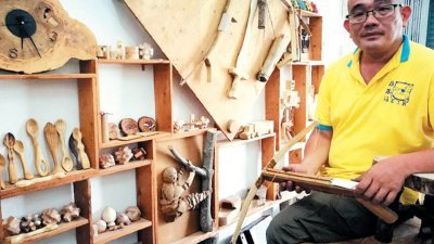 刘杰胜展示其喜爱的木工手艺，以及学生费尽心事制作的木工课吃小苦头 作品。