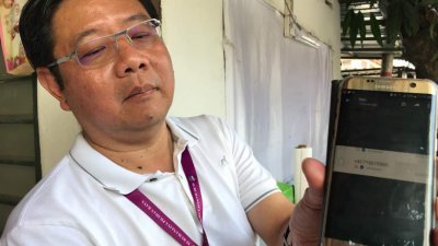 邓章耀出示其手机来电记录，证明不只希盟领袖的电话被“袭击”，他也收到+41国际电话区码的来电。（摄影：陈振豪）