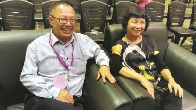 锺少云（左）特别感谢妻子蔡永香，总是在旁默默支持。