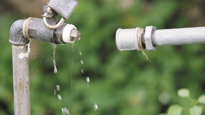 吉打州经常因水供不足而配水，因此，吉打人民寄予希盟组成州政府厚望，并相信执政后会统一州内的水供公司，解决水供不足问题。（档案照）
