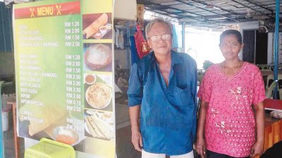 从小就失去左手的黄世标（左），并没放弃自己，反而协助妻子曼珠在华人咖啡店开档，售卖印度早餐。
