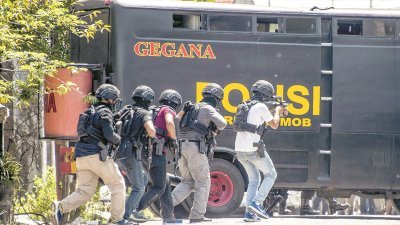 印尼警方的88反恐特遣部队，周二在泗水突击一个住宅区，搜捕怀疑涉及近日爆炸袭击的家庭。