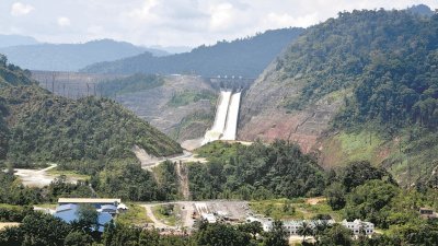 巴贡工程环评报告指出，水库集水区森林若有伐木或开发活动，大雨就有可能造成严重土崩，使大坝水位突然暴涨，导致漫顶溃坝事故。