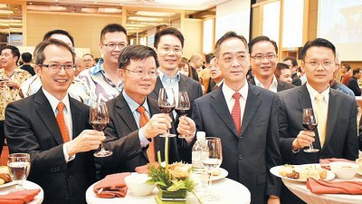 曹观友（左2起）祝贺即将离任的吴骏前程似锦。左起为槟州议长刘子健，以及槟州行政议员杨顺兴。