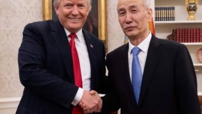 美国总统特朗普当地时间周四，在白宫椭圆形办公室会见中国副总理刘鹤（右）。