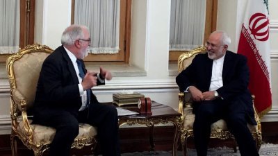 扎里夫（右）在德黑兰与到访的欧盟气候行动与能源委员卡涅特会晤。