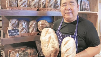 最近被《纽约时报》专访的刘耀华每天自制天然健康的工匠面包， 为本地面包文化掀起小革命。