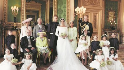 现年33岁的英国哈里王子与美国女星马克尔，上周六（19日）举行世纪婚礼。英国王室周一晚首度在各大官方社交平台上载一对新人在温莎堡里的“绿厅”内拍摄的全家福照片。照片中一对新人与马克尔妈妈拉格兰站在中间，夫妇俩笑得非常甜蜜，英女皇与菲利普亲王则坐在旁边。后排左侧为查尔斯王子夫妇，右边则是威廉王子夫妇、乔治小王子（第2排右3）及坐在妈妈凯特怀中夏洛特小公主。