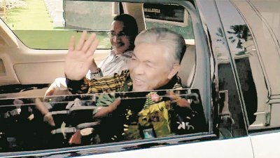 阿末扎希（右起）及希山慕丁周二早上觐见玻璃市拉惹，相信与玻州大臣人选有关。