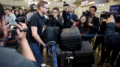 美国有线电线新闻网（CNN）记者里普利推著行李准备入闸，从北京首都机场乘搭前往朝鲜元山的航班。
