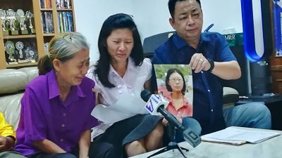 郑秀美（左起）及陈爱丽在记者会上痛哭流涕，恳请公众帮忙把陈爱慧带回家，右为陈彼得。