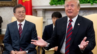 韩国总统文在寅（左）与美国总统特朗普在白宫椭圆形办公室会见传媒。文在寅向特朗普表示，朝鲜愿同美国会晤的意志毋庸置疑。