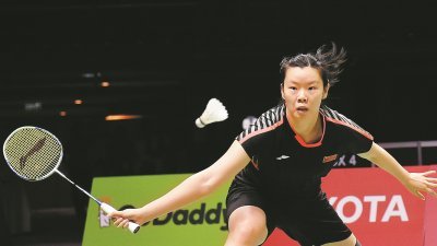 27岁的伦敦奥运女单冠军李雪芮成为定海神针，为中国击败丹麦锁定胜局，也为昨天小组赛不敌印尼将功赎罪。 