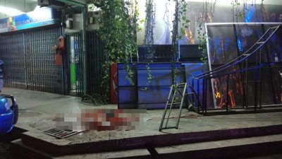 居銮一名华裔推销员与友人在酒楼喝酒，遭4名华裔持刀袭击，倒毙在酒楼附近。