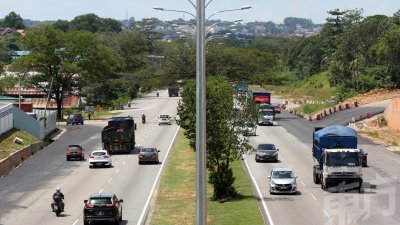 巴西古当大道第2A工程进行扩建道路工程，原有双向四条车道将提升至双向六条车道。（摄影：刘维杰）