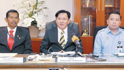 杨祖强（中）与各市县议会主席进行会议后召开记者会为民捎来3项好消息。左为占利曼。