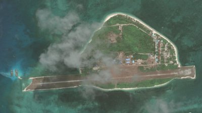 亚洲海事透明倡议组织取得的5月17日卫星照片显示，2艘驳船停泊在中业岛飞机跑道的西侧，船上载有多台重型机械，跑道北边则有新堆的沙石。