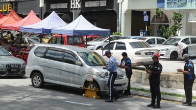 吉隆坡市政局频密的锁车轮措施，引起广大民怨，为此阿敏诺丁宣布，下周一（5月28日）起暂时停止锁车轮措施，直到另行通知为止。