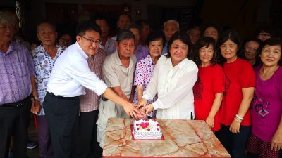 刘镇东（左3）与周碧珠（右4）到永平南利新村咖啡店，与村民一同切蛋糕庆祝双亲节。