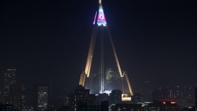 105层高的柳京酒店，晚上有灯饰照亮，包括正面两行垂直、会闪动的蓝红色LED灯，楼顶塔尖则有一幅360度的LED灯板，显示一支飘扬的朝鲜国旗。
