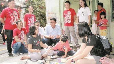 陈家兴（蹲者左3）出席文化艺术活动时，向参与者了解他们对活动及本地文艺工作的想法。