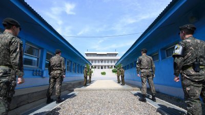 美国和朝鲜的协商团队从周日至周二，在板门店朝鲜辖区统一阁，为美朝峰会进行协商。这是韩国和朝鲜军人，在非军事区板门店三八线前站岗。
