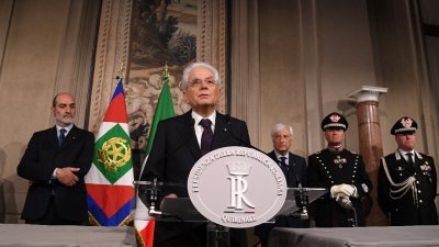意大利总统马塔雷拉周日发表电视讲话，他同意所有部长的任命人选，除了财长一项。-新华社-