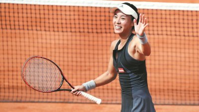 中国“金花”王蔷（图）在法国网球公开赛女单首圈以6比4、7比5爆冷战胜美国9号种子维奴斯-威廉斯，为去年法网与温网失利完成复仇。